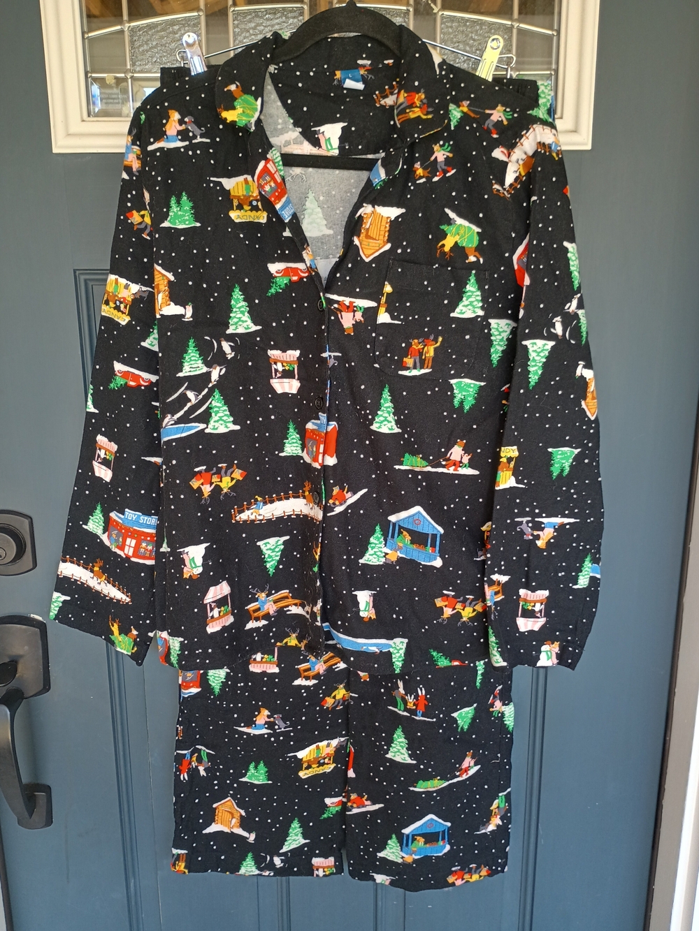 Old Navy Black Holiday Ski Print Women's Pajama Set Size L(Top) M(Bottom)